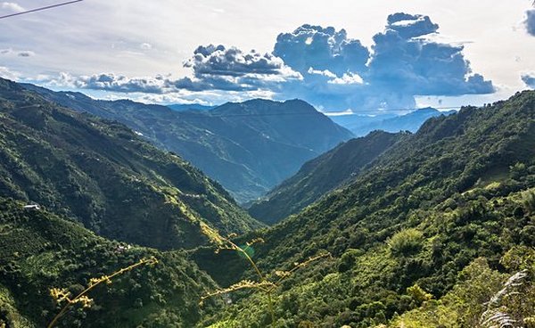 Dévaler une tyrolienne géante au dessus d'une cascade
