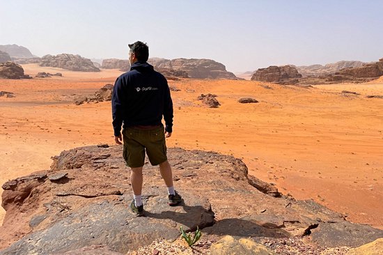 Admirer le coucher de soleil sur le Wadi Rum