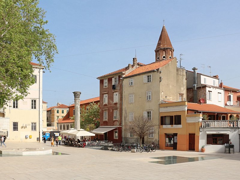 Les places des Cinq Puits et de Petra Zoranica