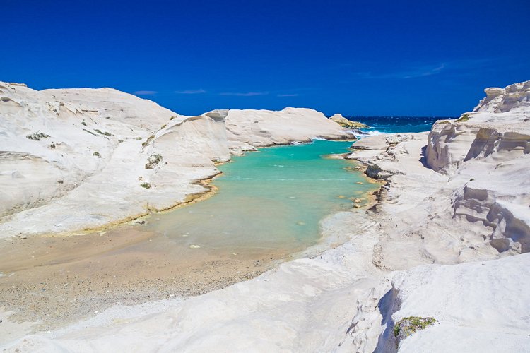 Le site et la plage de Sarakiniko