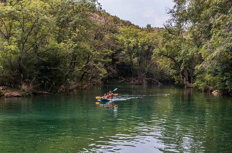 Se lancer sur la rivière Trebizat en canoë