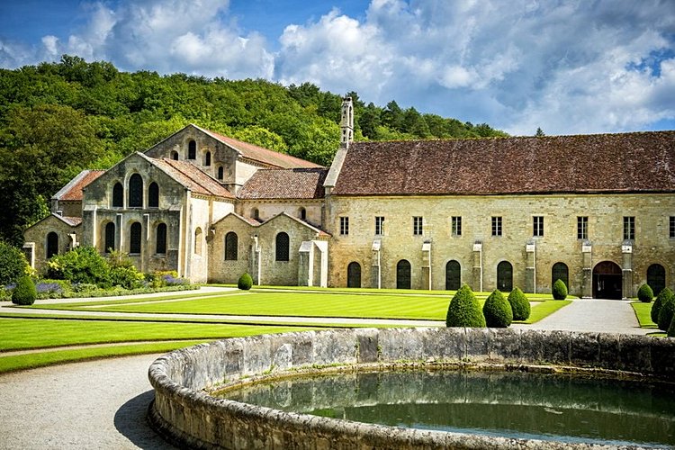 L'abbaye de Fontenay : un joyau cistercien dans un écrin forestier