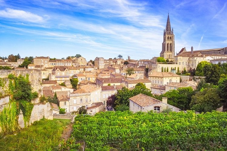 Saint-Émilion : une cité de caractère au cœur des vignes