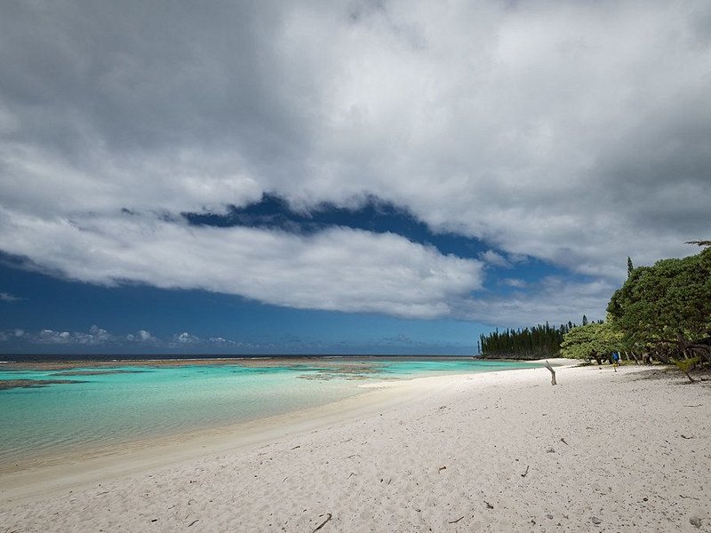 La plage de Cengéité à Maré