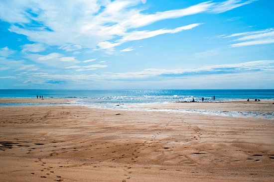 La plage de sable de Raudisandur