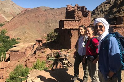 Groupe de voyageurs dans les hauts plateaux marocains