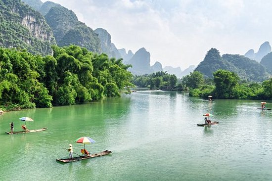 Faire un tour de radeau traditionnel sur la rivière Yulong à Yangshuo