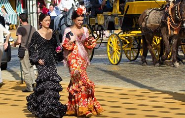 Séville, femmes en tenue traditionnelle, Flamenco