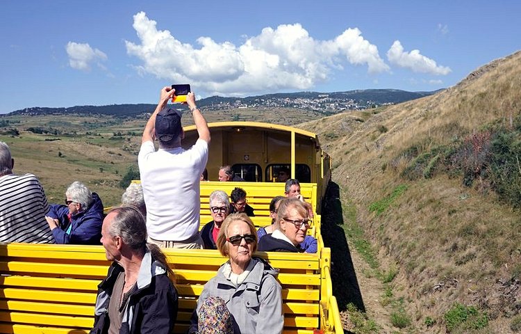 Apprécier les paysages des Pyrénées catalanes à bord du Train jaune : visite originale et impressionnante !