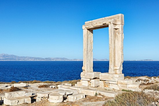La Portara, vestige du temple d’Apollon, et le temple de Déméter