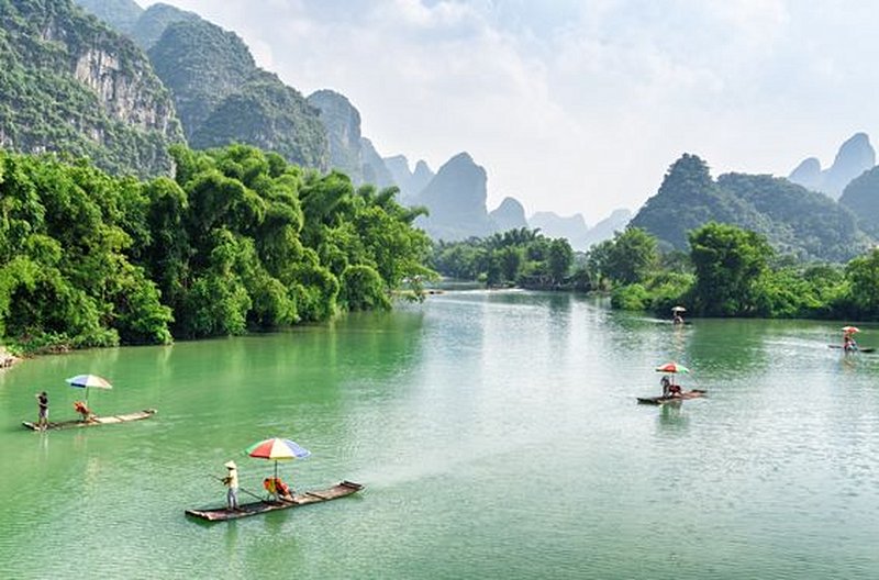 Faire un tour de radeau traditionnel sur la rivière Yulong à Yangshuo
