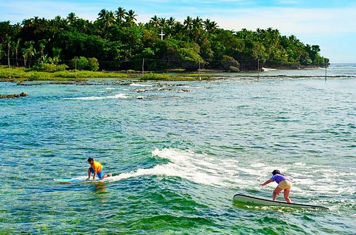 Surfer sur les vagues de Siargao