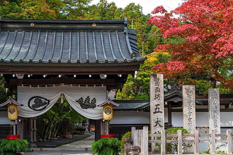Aube Spirituelle pour une nuit en Monastère au Cœur des Montagnes Japonaises