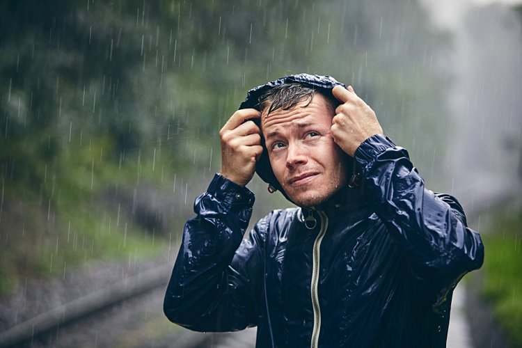 Être pressé par le temps (au sens propre et figuré)
