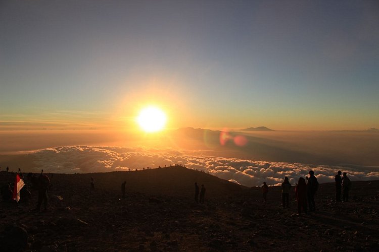 Lever de soleil au sommet du Semeru 3