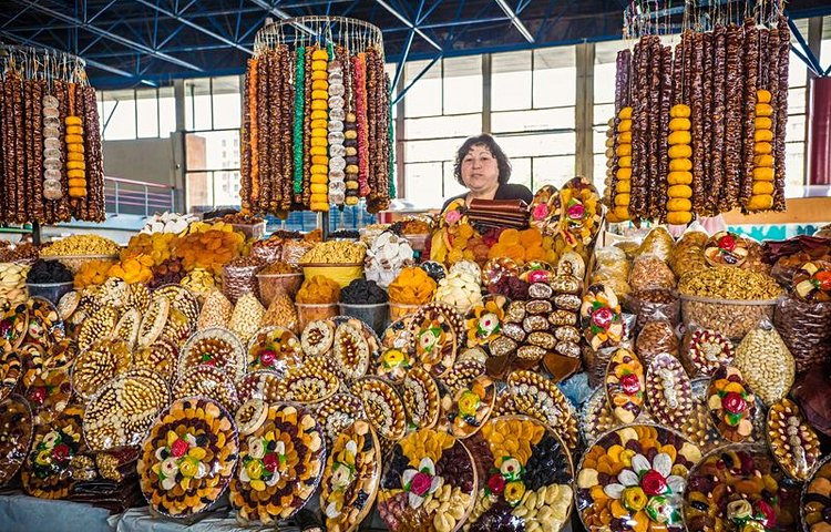 Marché de fruits secs et bonbons