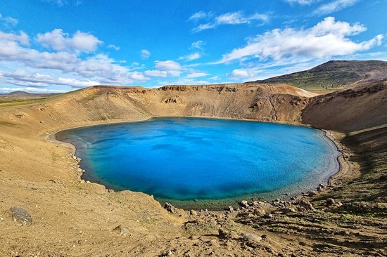 Le volcan Krafla et son lac de cratère aux eaux vertes