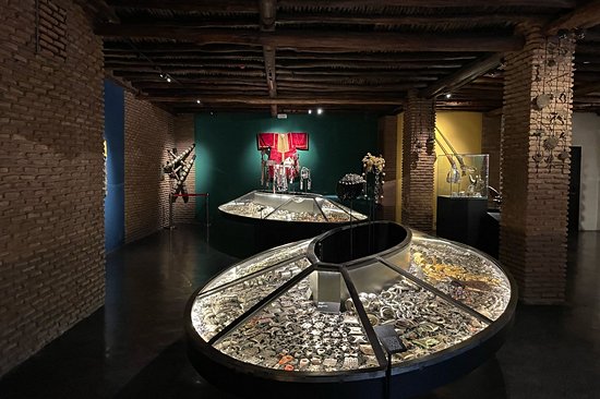 Le Musée du Monde des Arts de la Parure (MAP)