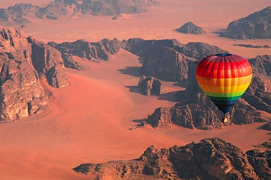 Survoler le désert en montgolfière