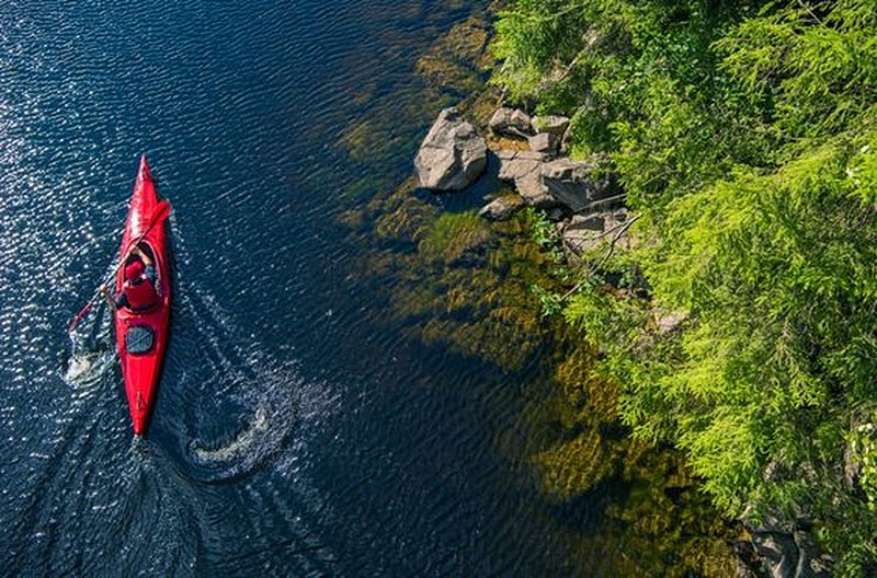 Descendre les rivières béliziennes en bouée ou canoë