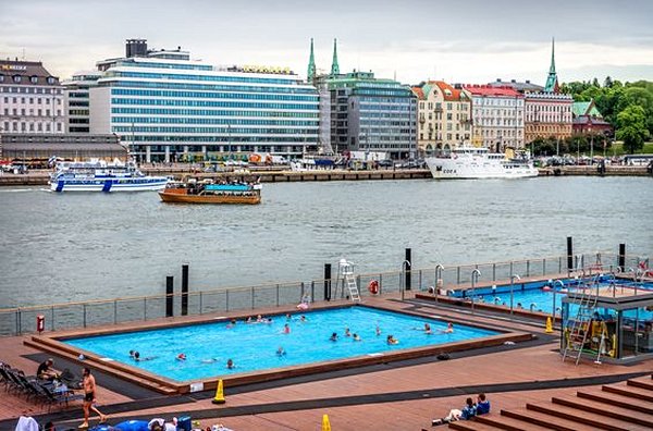 Nager nu dans une piscine municipale d’Helsinki