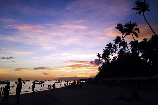 Admirez un coucher de soleil doré sur Alona Beach