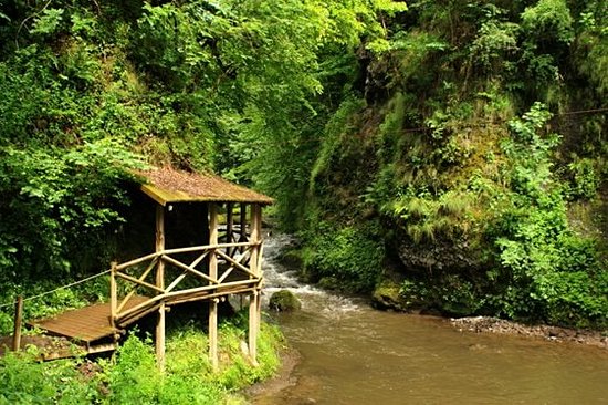 Marcher au creux des gorges de la Jordanne