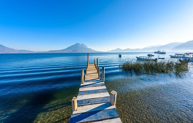 En kayak ou en bateau, le lac Atitlan est une merveille sur fond de volcans.