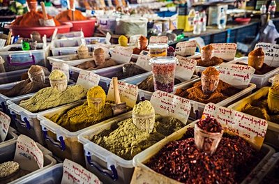 Épices sur le marché à Erevan