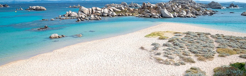 La plage Cala di Achiarinu, îles Lavezzi