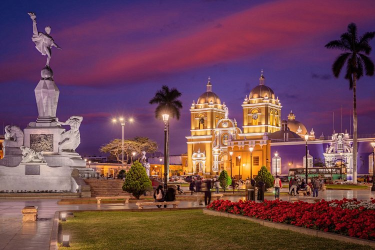 La Plaza de Armas de Trujillo 3