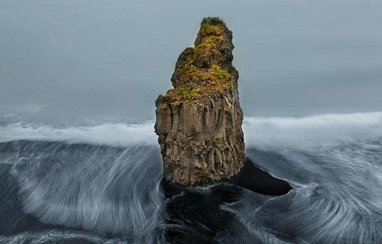 Rocher sur la plage de Vik