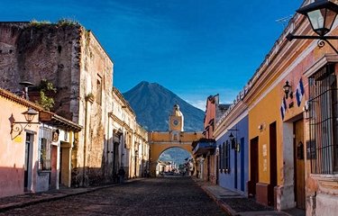 La ville d’Antigua, un vrai bijou d’architecture coloniale, dominée par le volcan Pacaya.