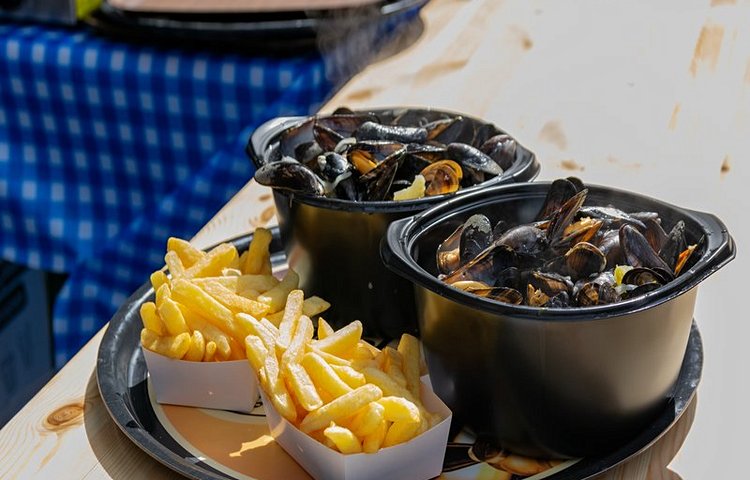 Moules, frites, le plat traditionnel lors de la Braderie de Lille.