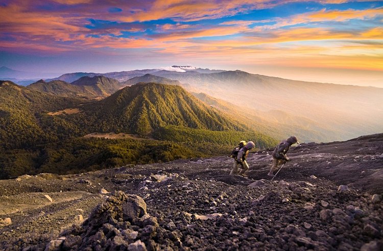 Lever de soleil au sommet du Semeru 2