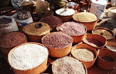 Riz et soja sur un marché 