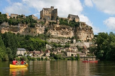 Kayak sur la Dordogne et le Château de Beynac en toile de fond