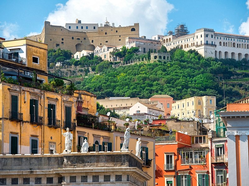 Admirer la vue depuis le Castel Sant’Elmo