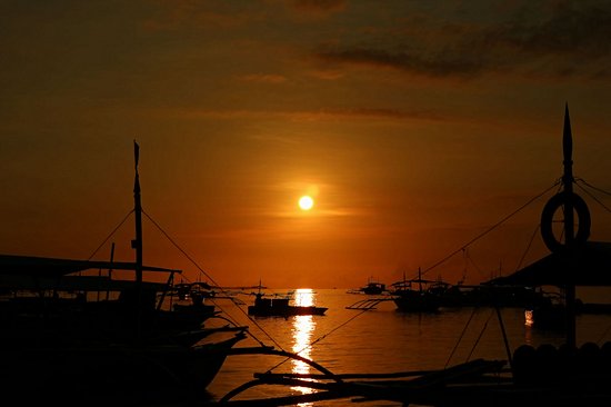 Admirez un coucher de soleil doré sur Alona Beach