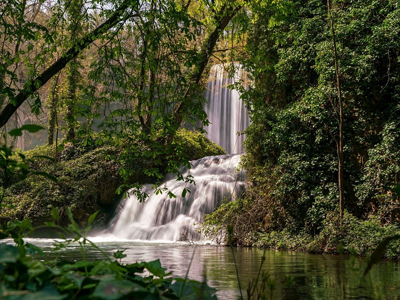 Parc et cascades du monastère de Piedra