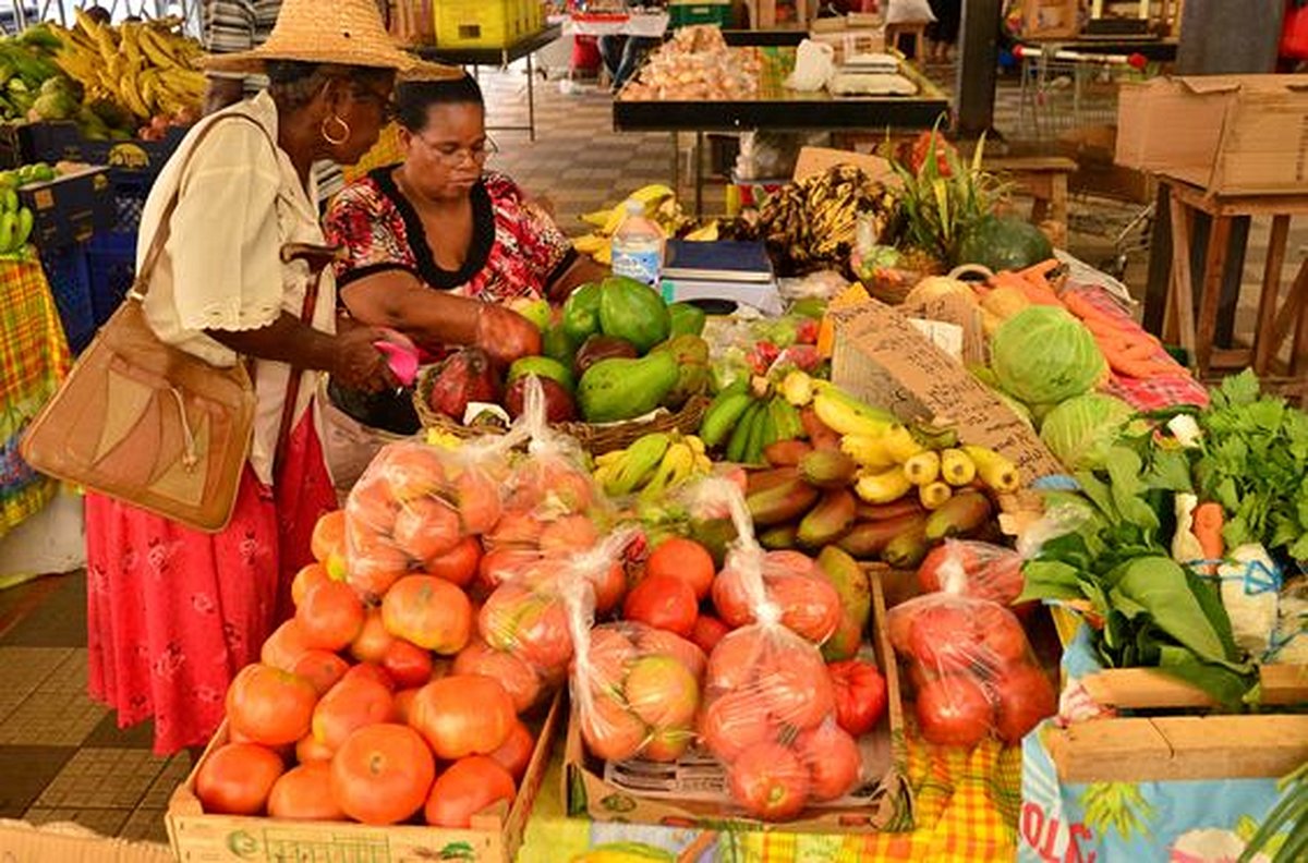 Goûter les produits locaux au marché