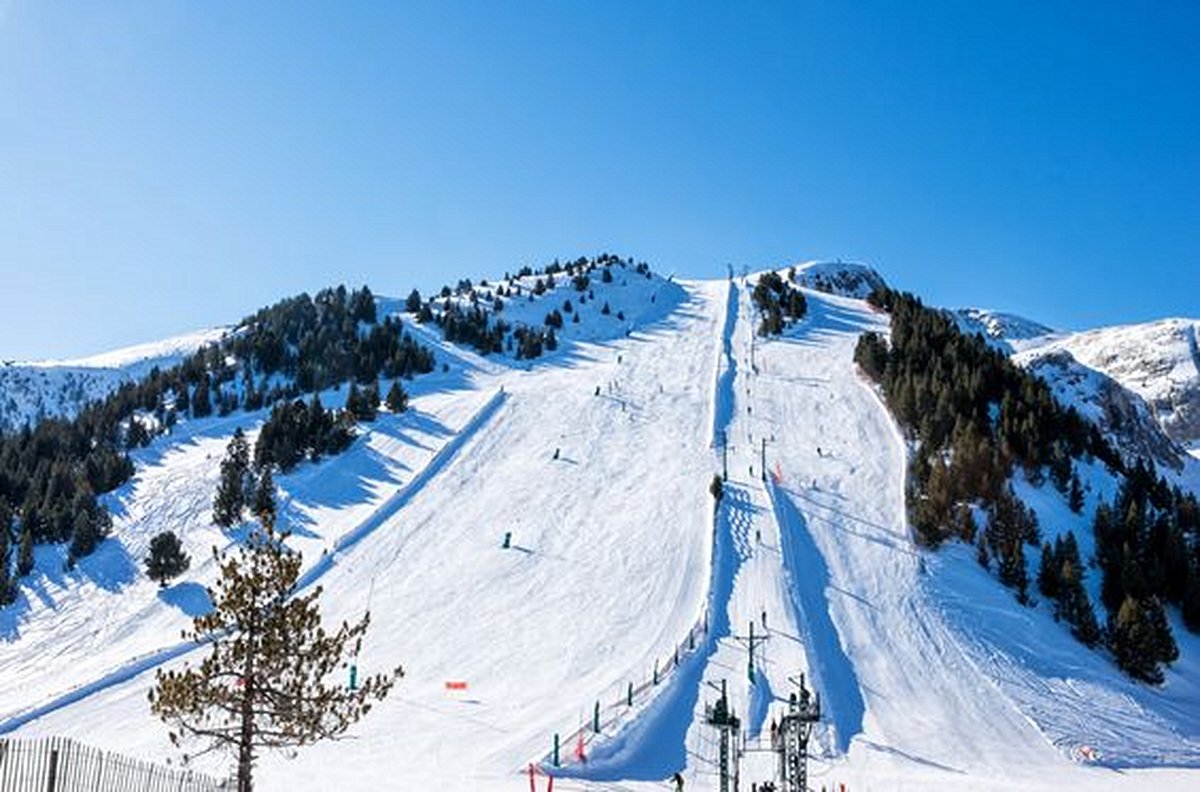 Dévaler les pentes de Pyrénées à ski