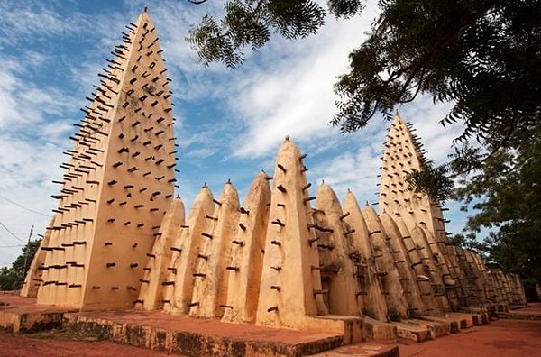 S'émerveiller à la mosquée Dioulassoba