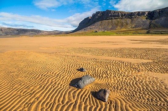 La plage de sable de Raudisandur