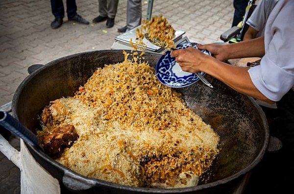 Cuisiner le plov, le plat national ouzbek