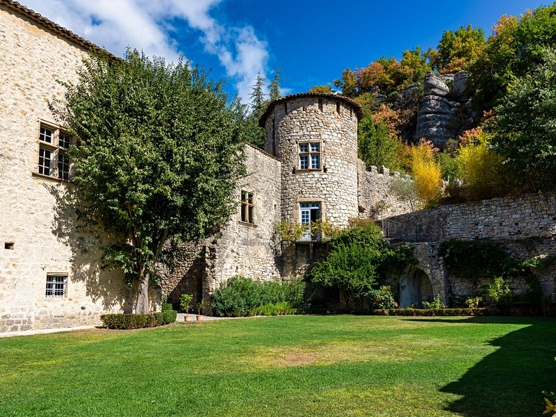 Vogüe : ses rues, son château et son cadre