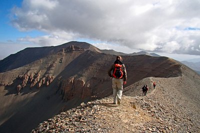 Randonneurs sur un sommet marocain