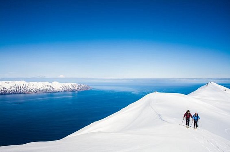 Skier face à l'océan 