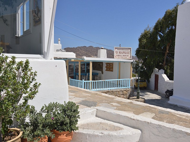 Le village d’Ano Mera et le monastère de Panagia Tourliani