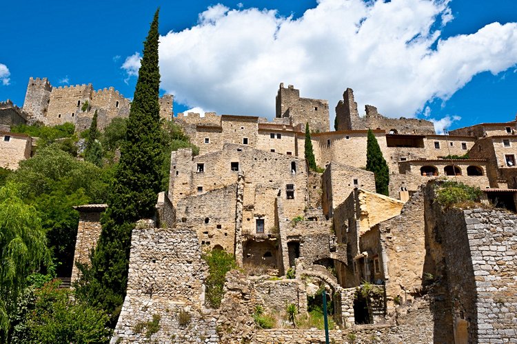 Le village de Saint-Montan :  un retour à la vie grâce à une association